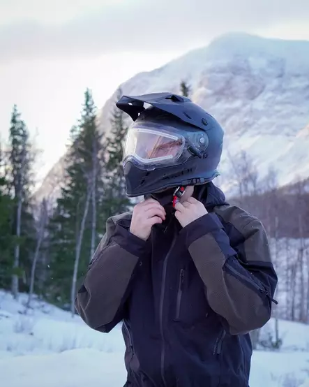 AMOQ Adaptor kelkkakypärä sähkövisiirillä, musta - Kelkkakypärät - 645-23160100 - 2