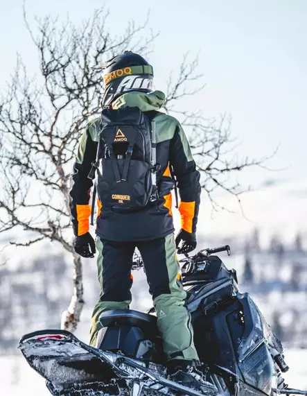 AMOQ Conquer 25L Reppu Musta/Oranssi - Reput ja kassit - 645-23180300-25 - 1